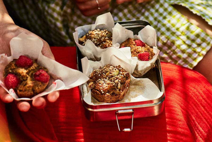 Breakfast muffins with banana, carrots, raspberries and seeds