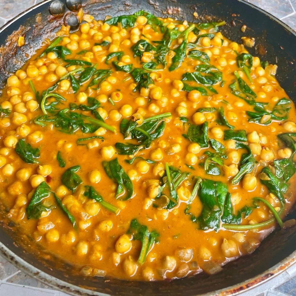 A 5-step vegan chickpea and spinach curry that’ll warm you right through