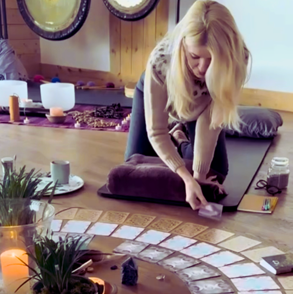 How Oracle Cards Actually Work (And Why Everyone Is Using Them)